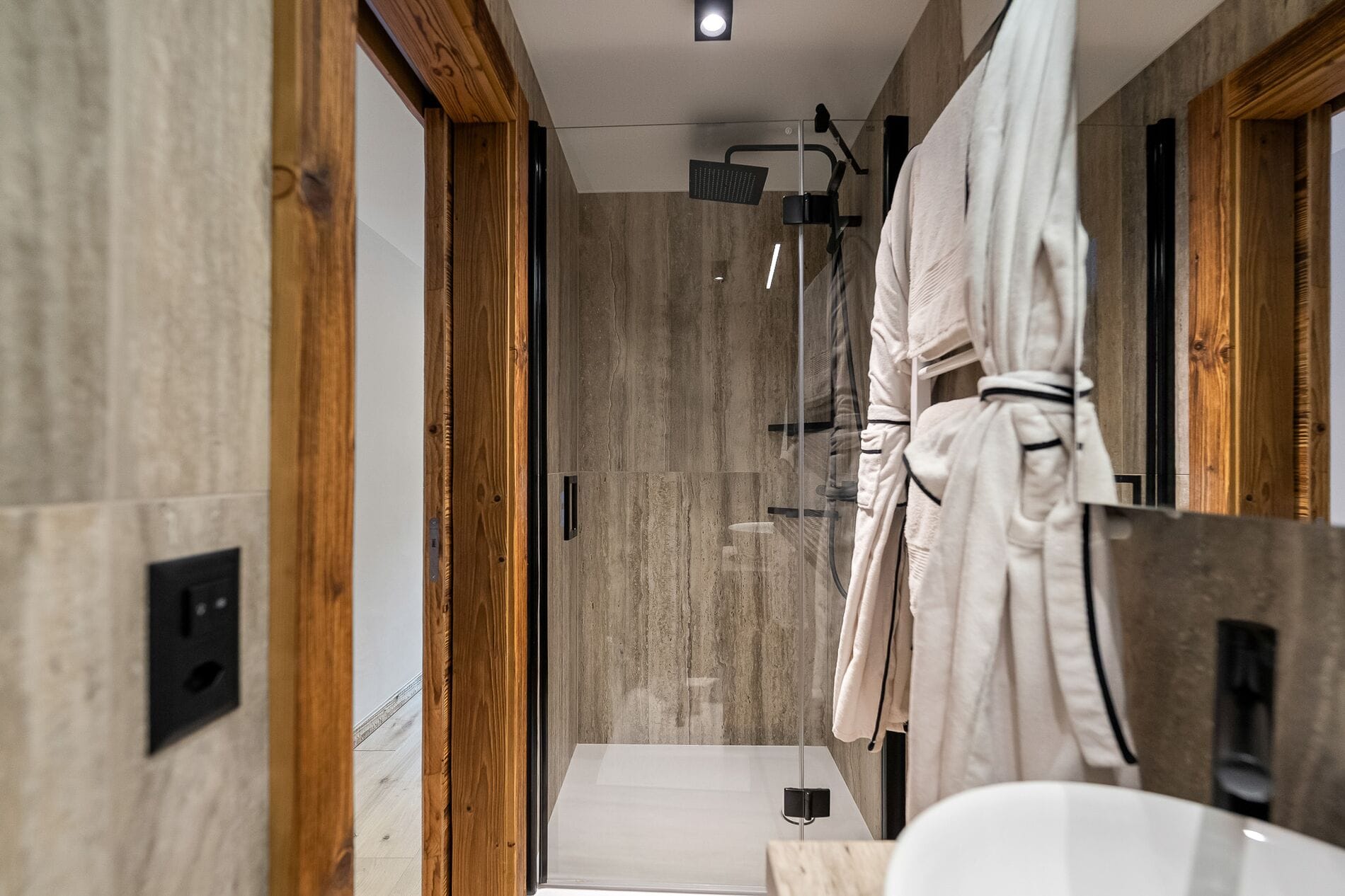 Modernes Badezimmer mit Walk-in-Dusche