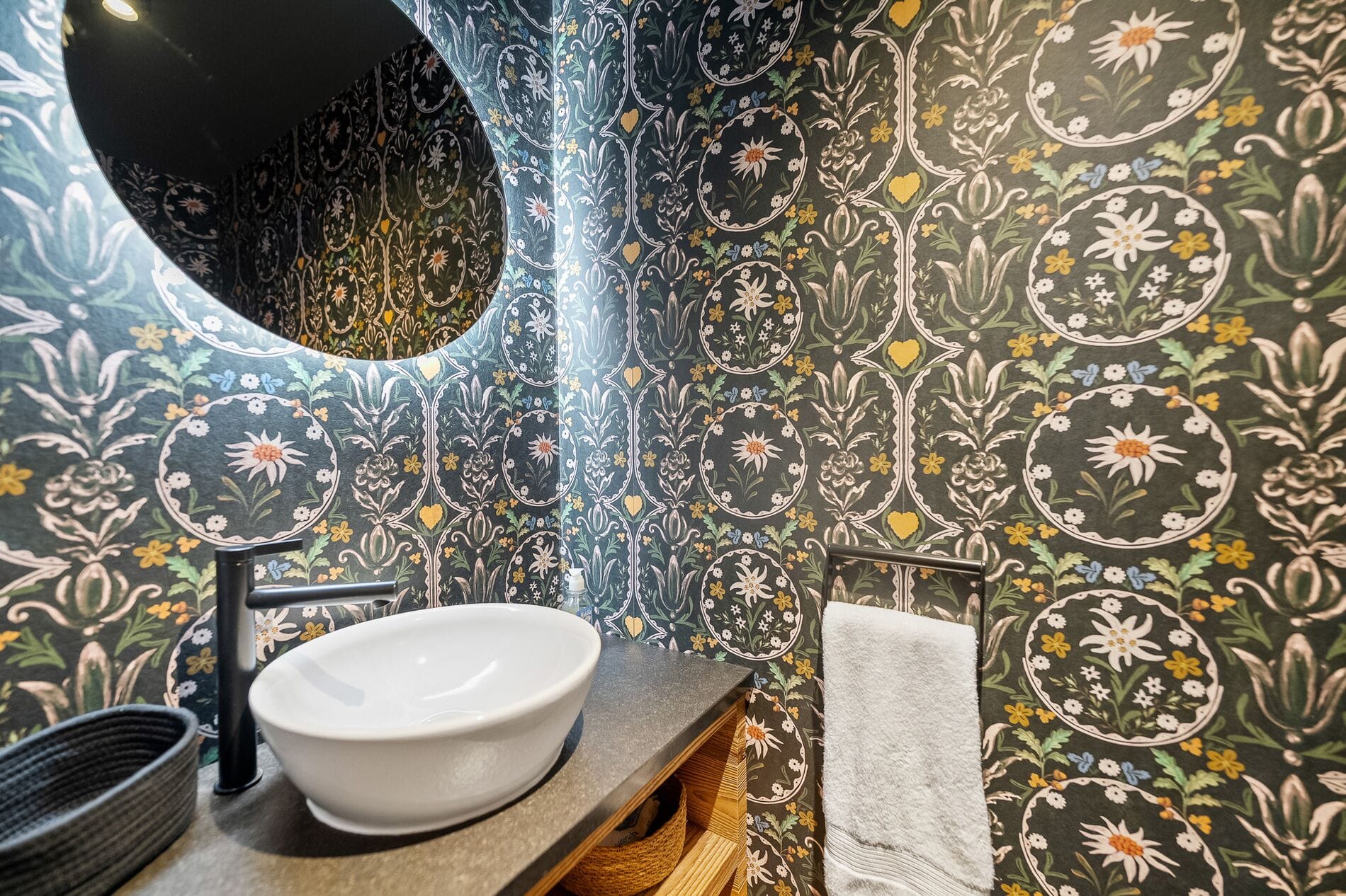 Gäste-WC mit auffälliger Blumen-Tapete