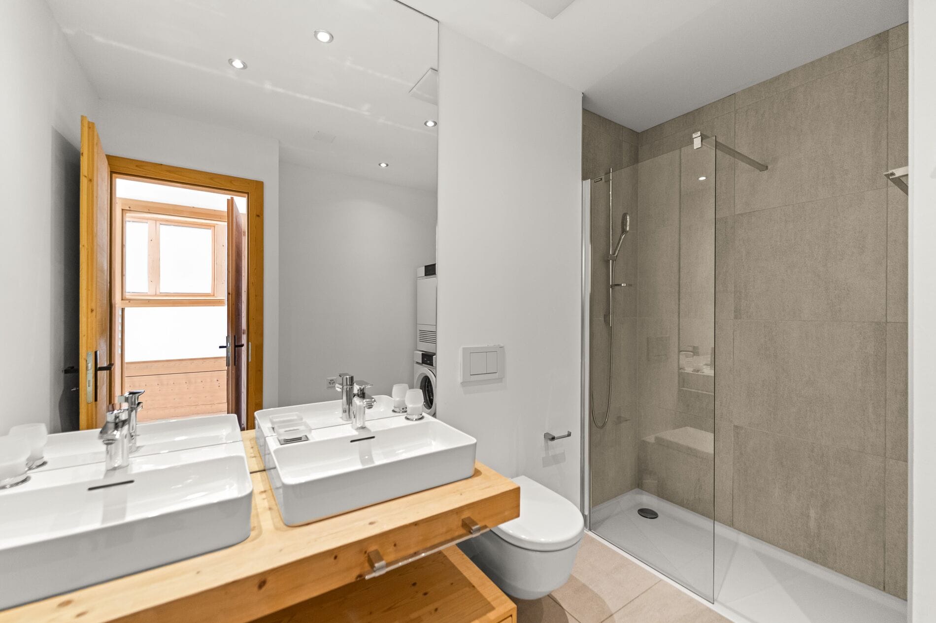 Modernes Bad mit Walk-in-Dusche und Doppelwaschbecken