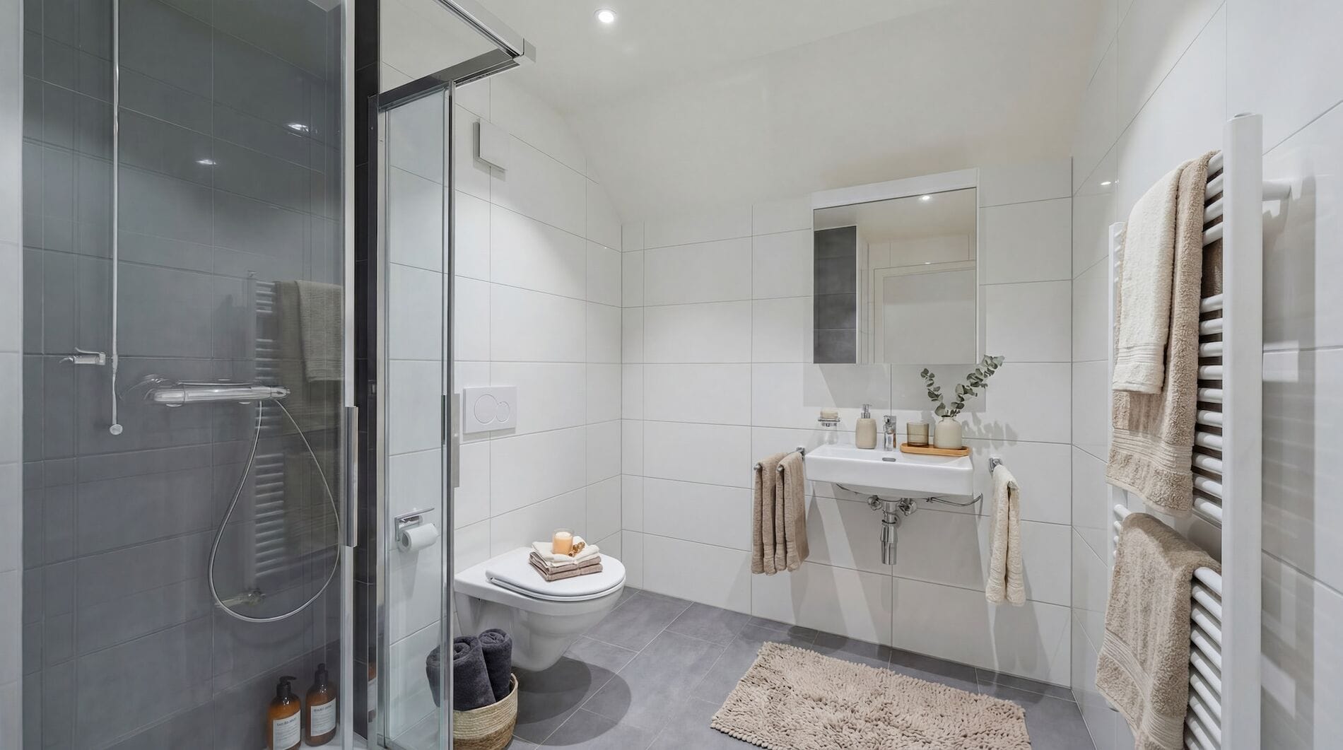 Modernes Badezimmer mit begehbarer Dusche und wandhängendem WC