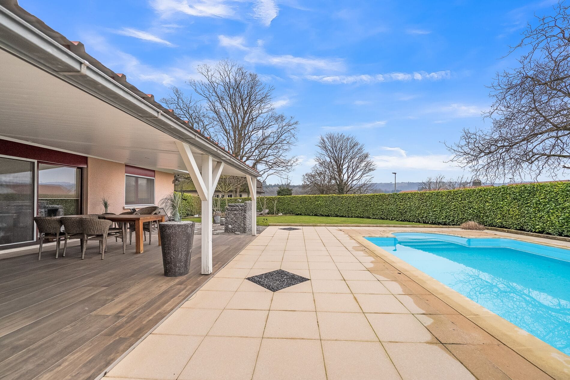 Terrasse mit Pool und überdachtem Sitzbereich