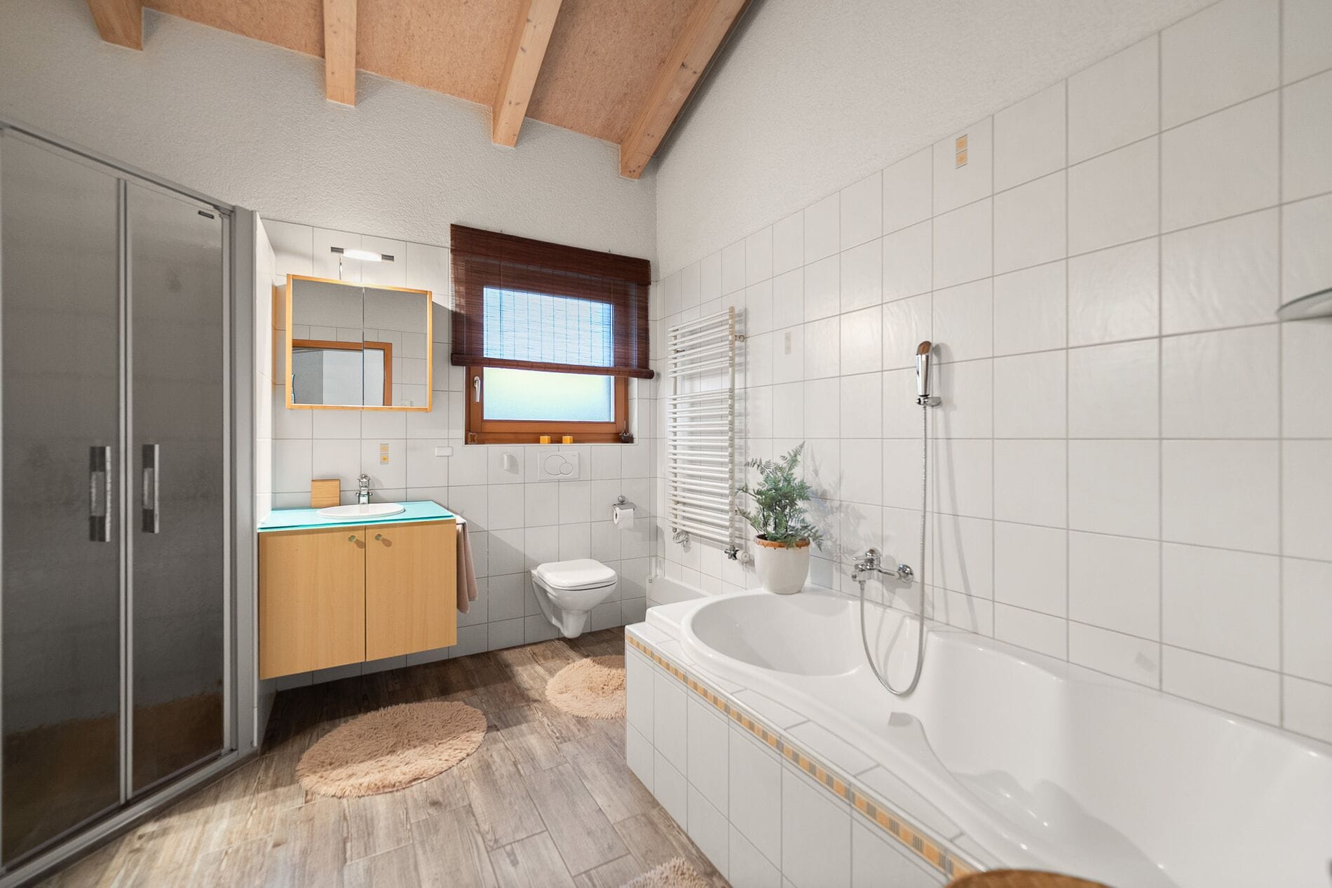 Modernes Badezimmer mit Wanne, Dusche und Dachschräge