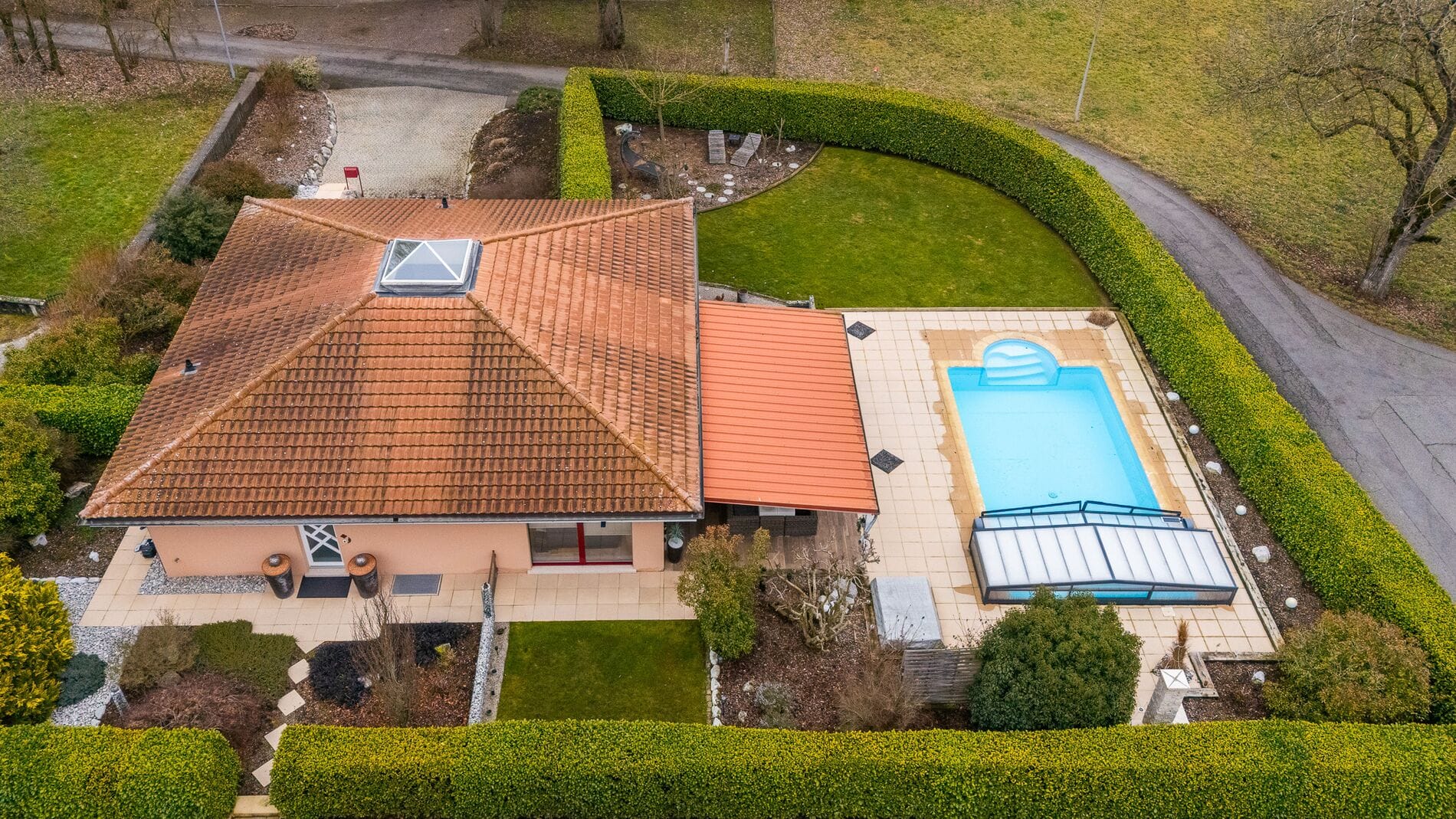 Luftaufnahme eines Hauses mit Pool und Garten