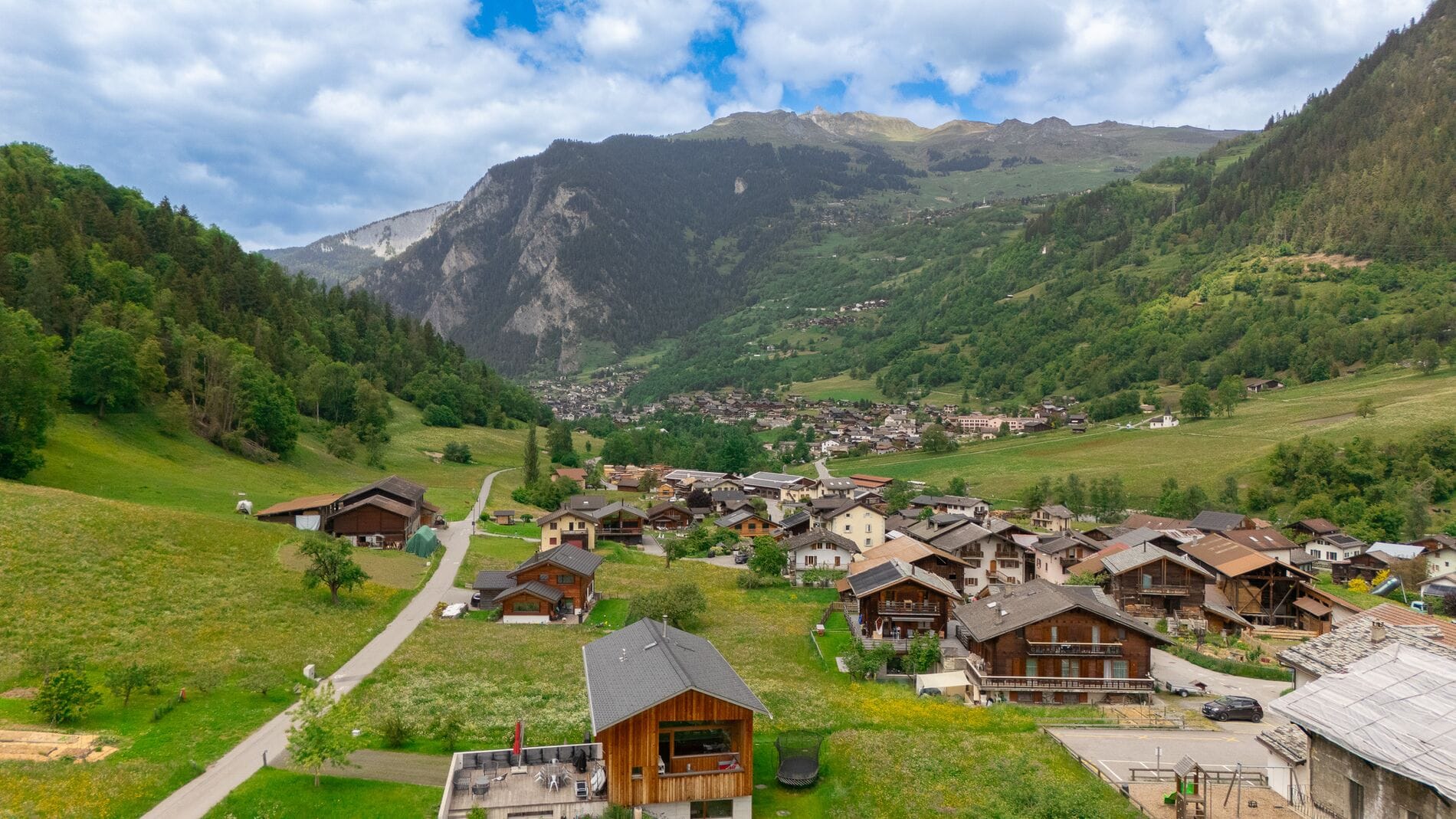 Alpenort mit Talblick