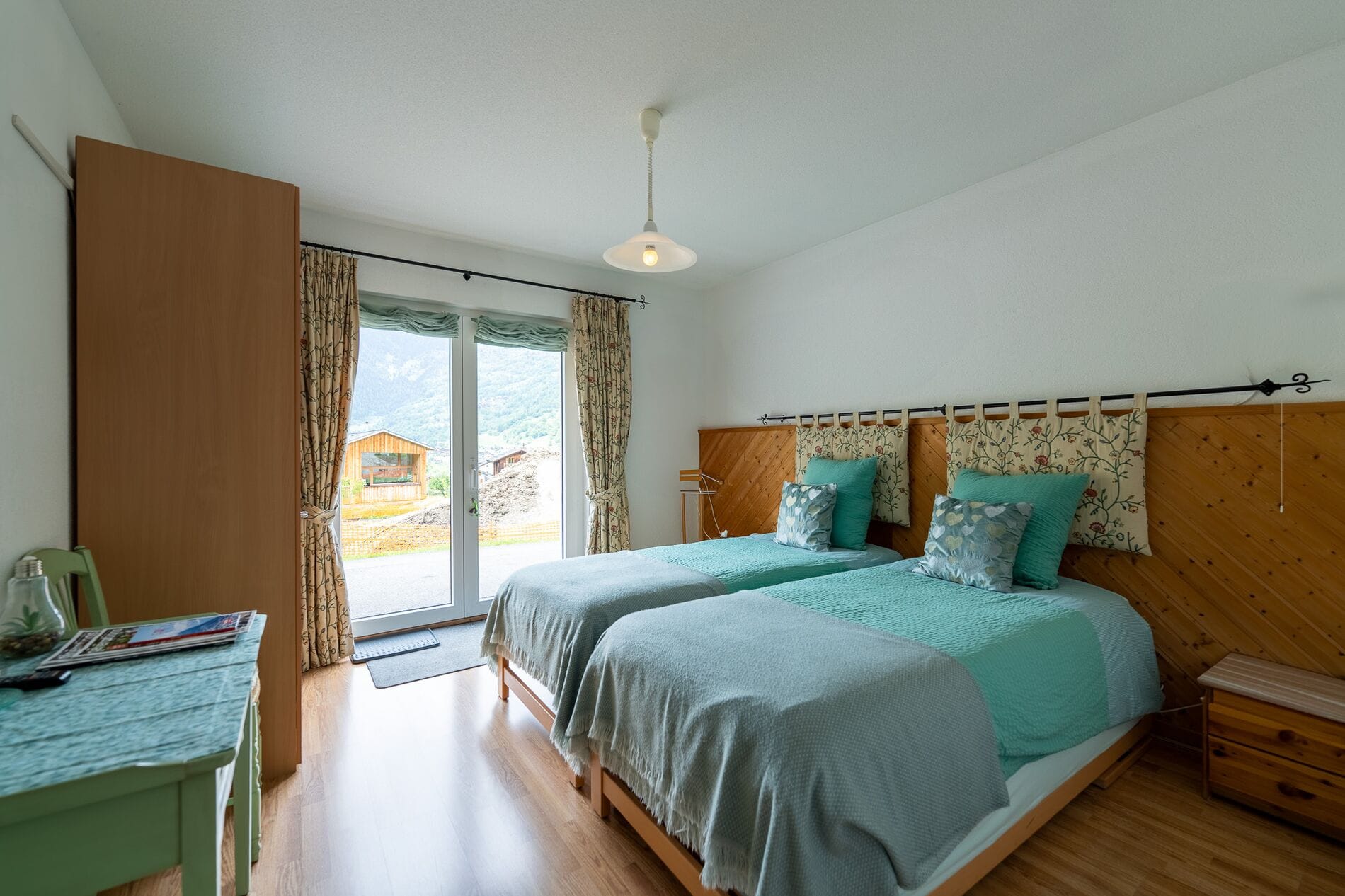 Gemütliches Schlafzimmer mit Blick ins Grüne
