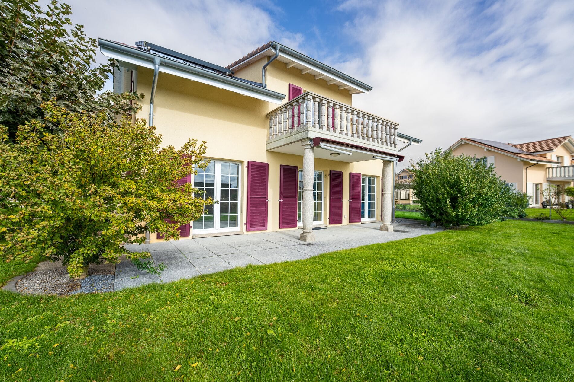 Außenansicht eines freistehenden Hauses mit Balkon