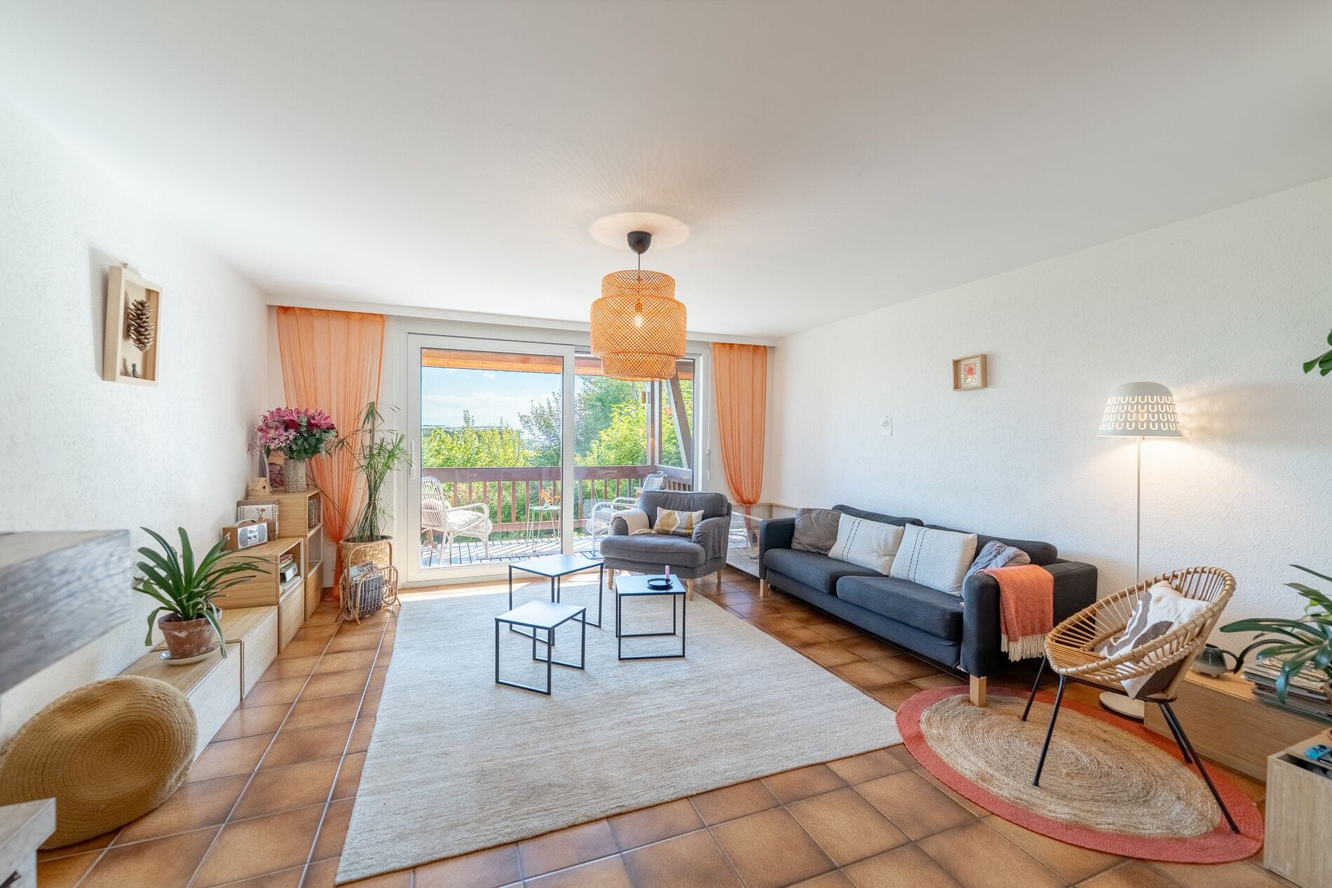 Helles Wohnzimmer mit Balkonblick