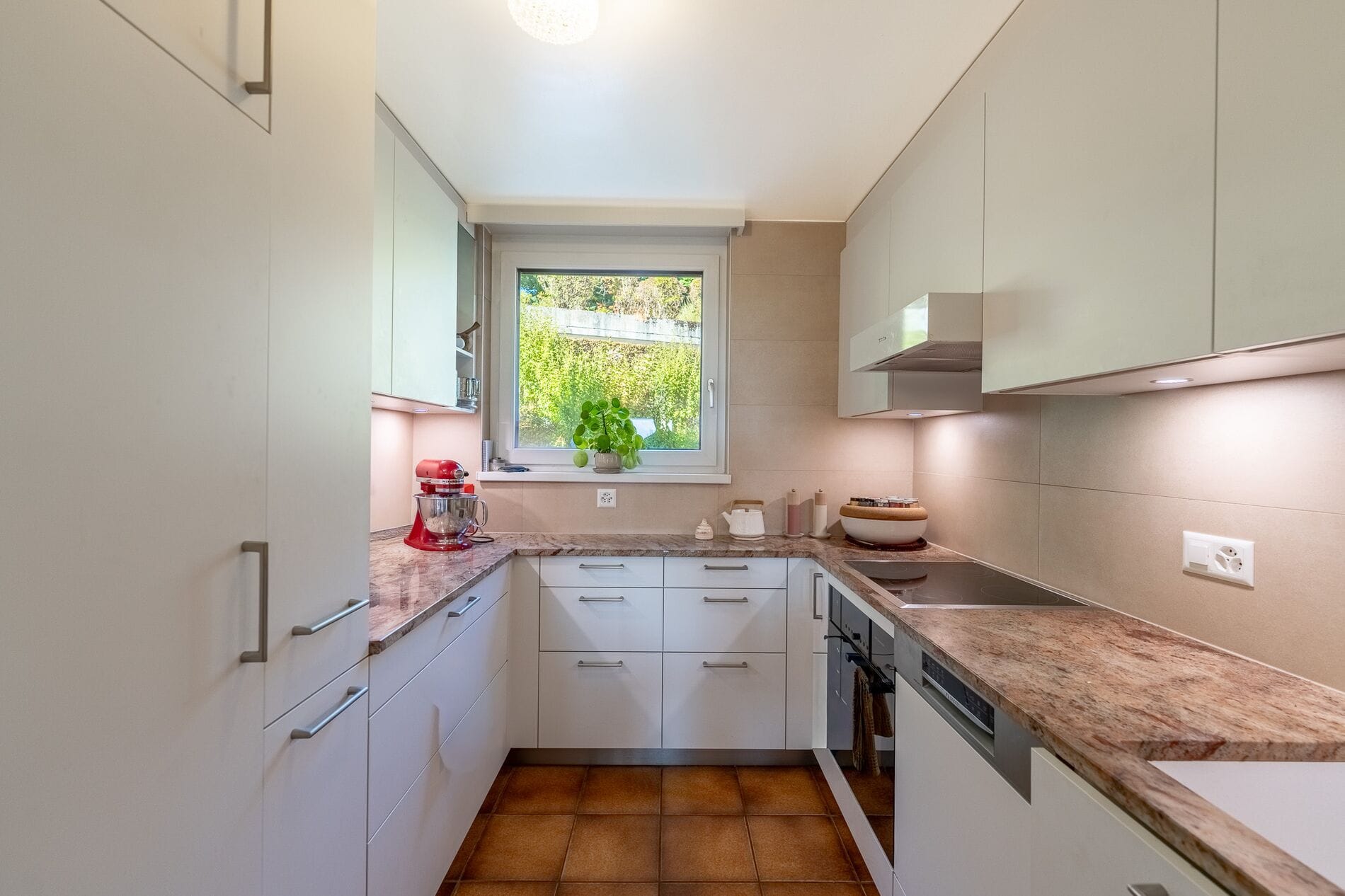 Moderne kompakte Küche mit Fenster