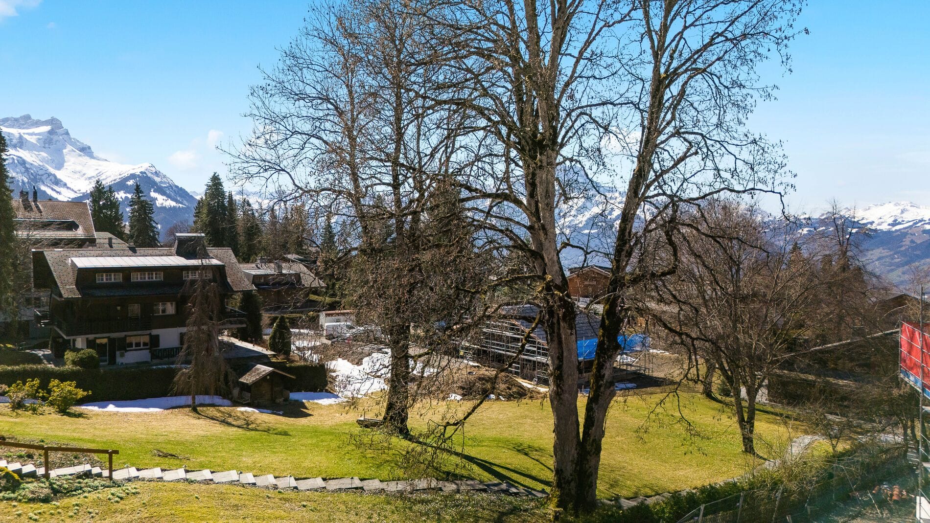 Alpenlandschaft mit Wohnhäusern und Garten