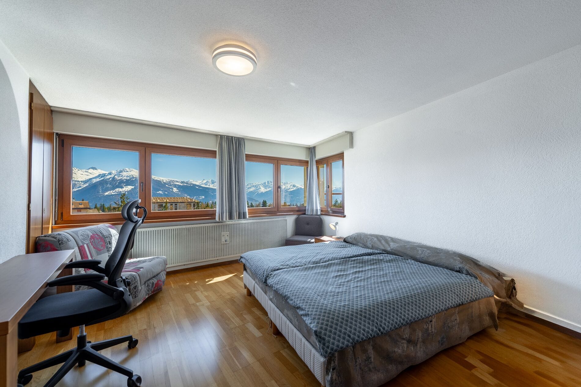 Helles Schlafzimmer mit Bergblick
