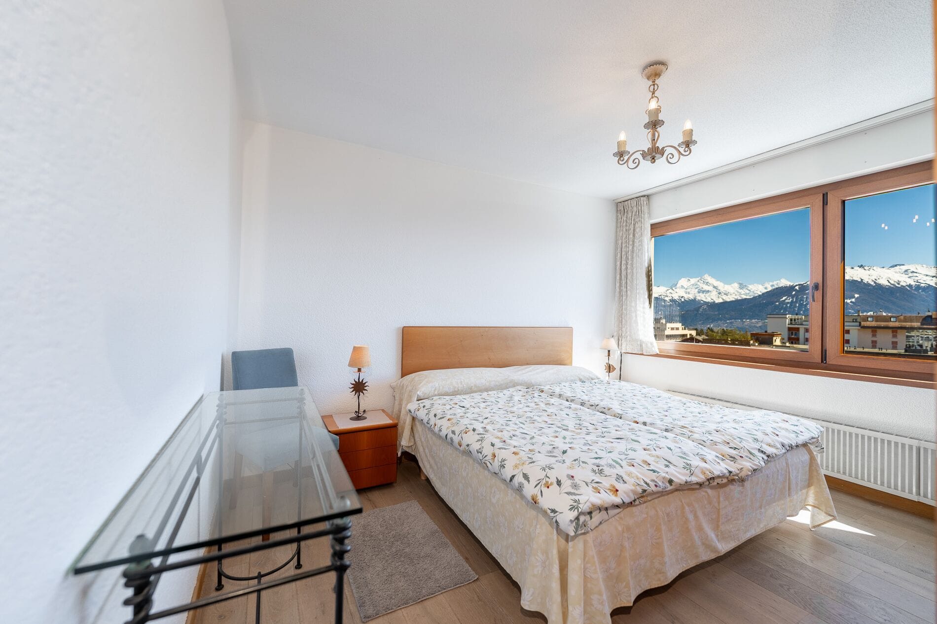 Helles Schlafzimmer mit Bergblick