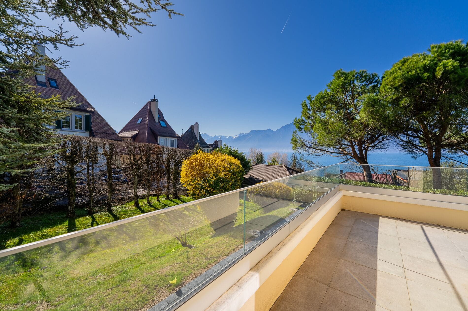 Balkon mit Seeblick und Bergpanorama