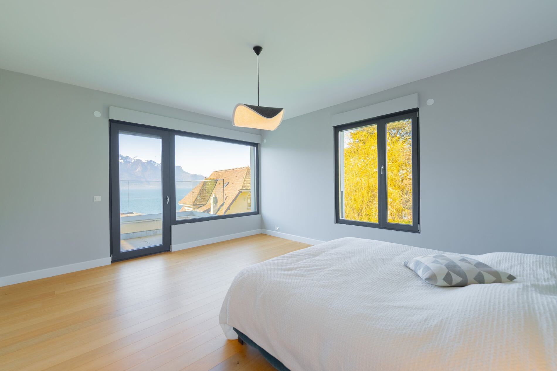 Helles Schlafzimmer mit Seeblick