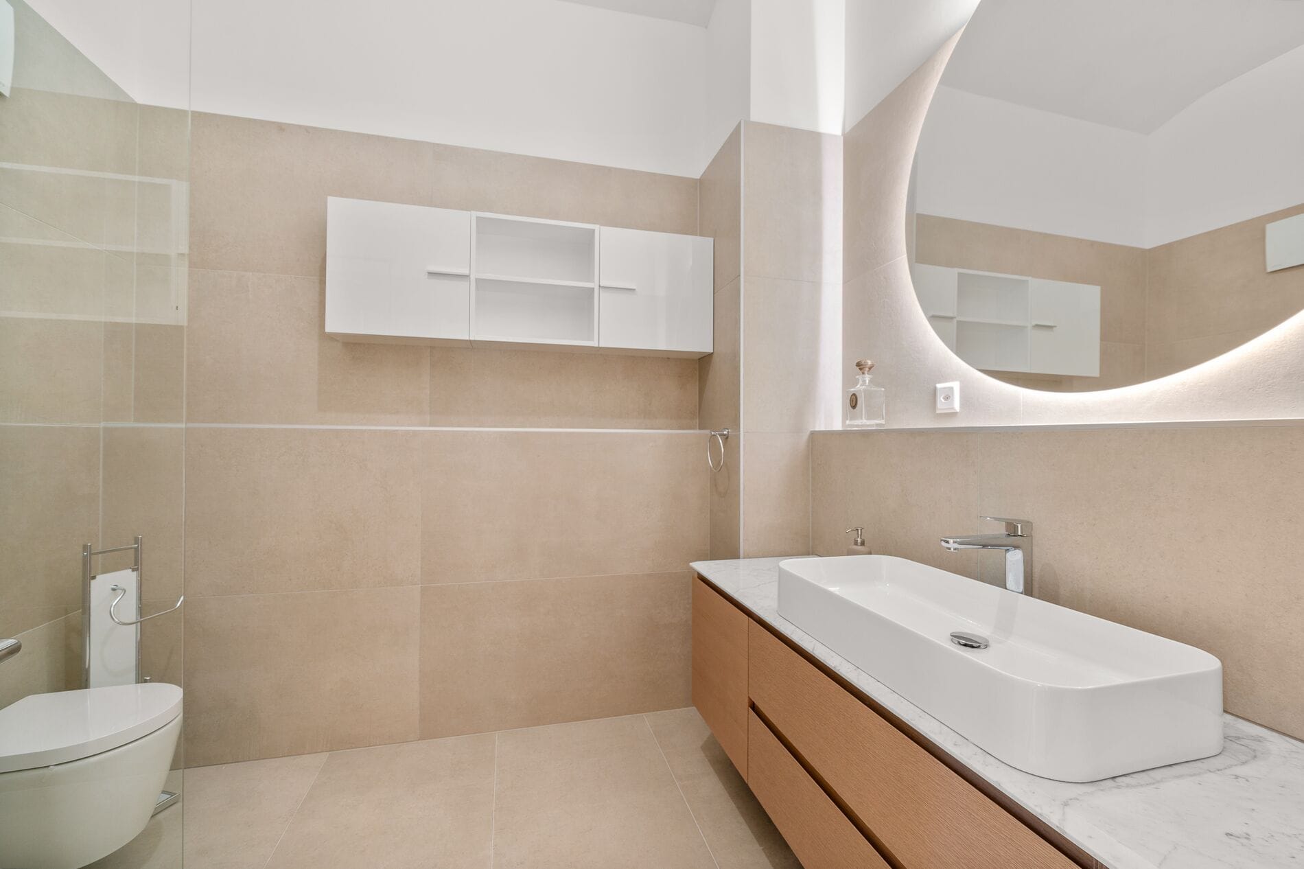 Modernes Badezimmer mit Dusche, Waschtisch und WC
