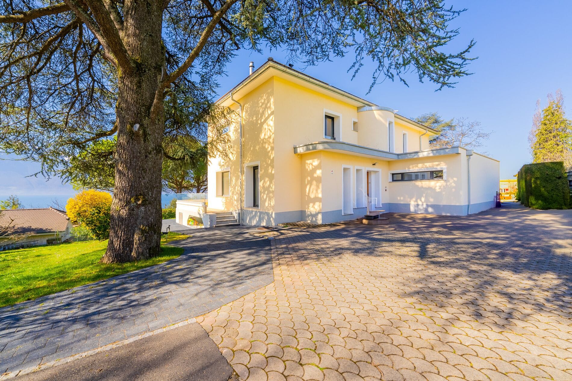 Freistehendes Haus mit großer Zufahrt