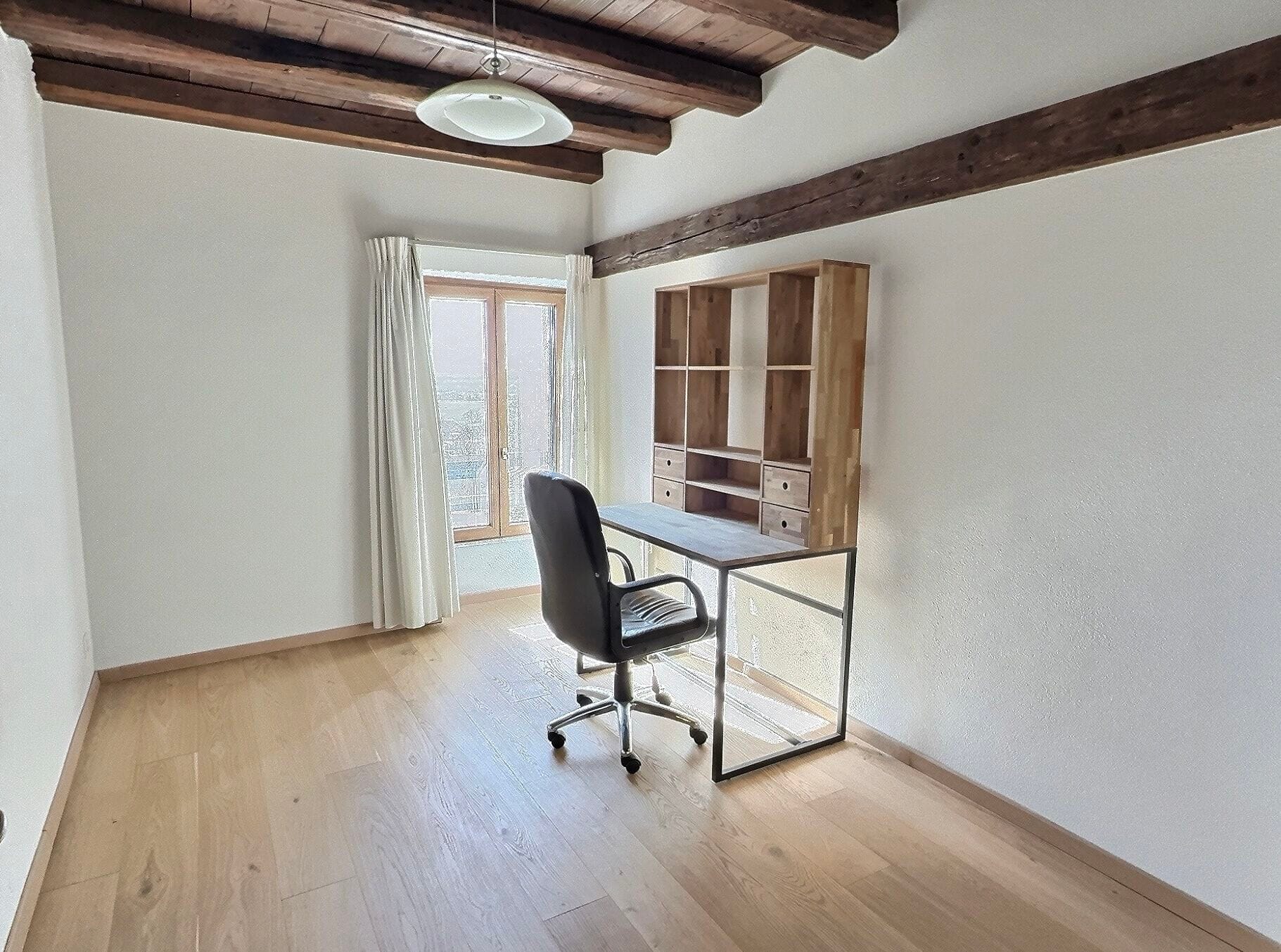 Helles Arbeitszimmer mit rustikalen Deckenbalken