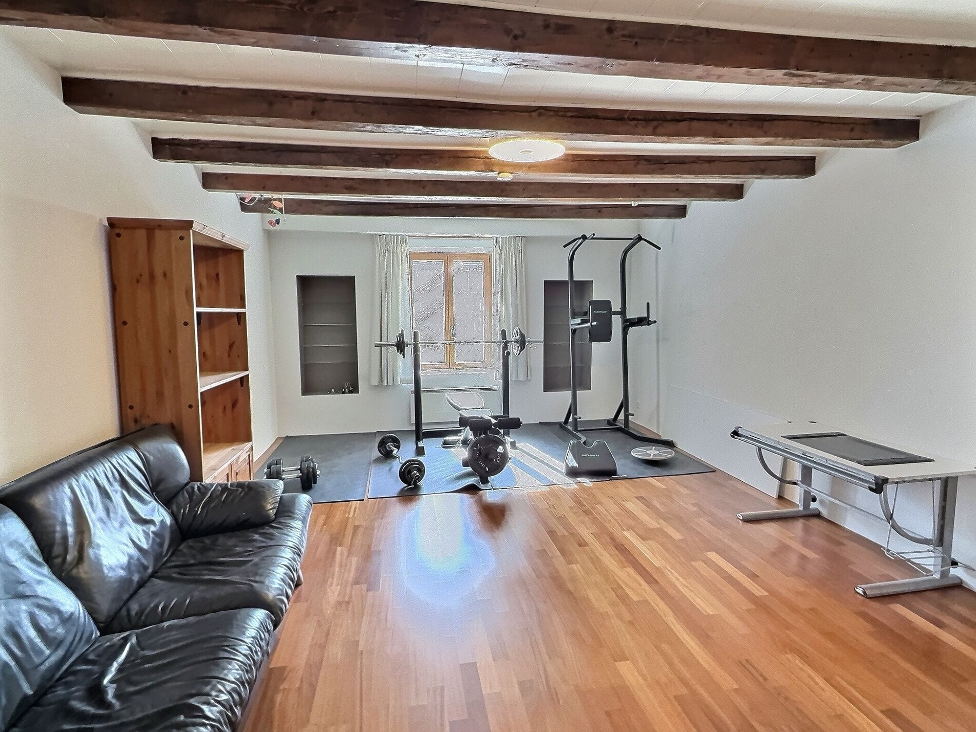Heller Hobbyraum mit Fitnessbereich