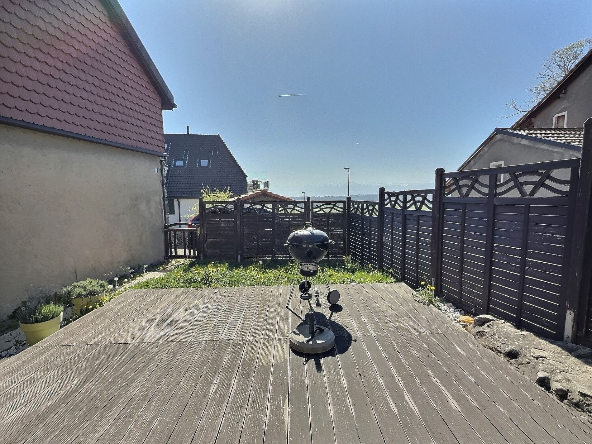 Terrasse mit Grill und Gartenblick