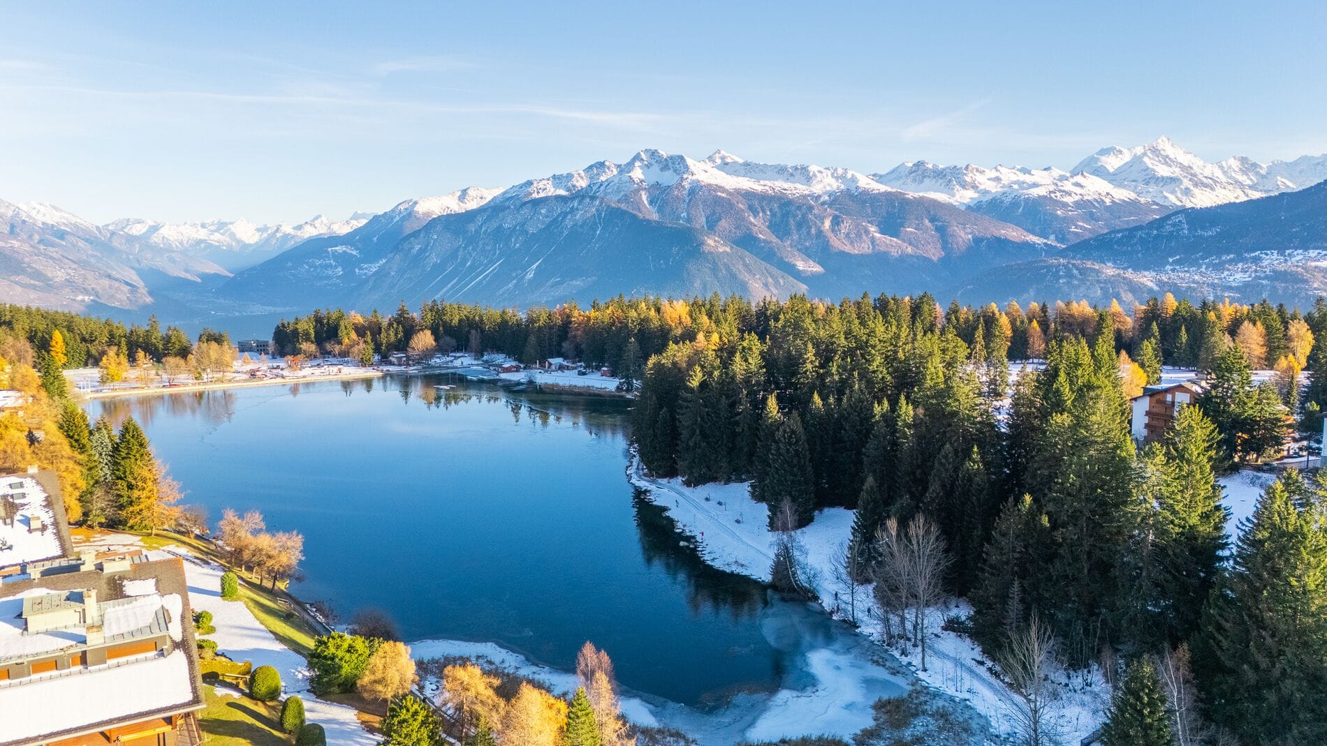 Luftaufnahme eines Bergsees mit Alpenpanorama