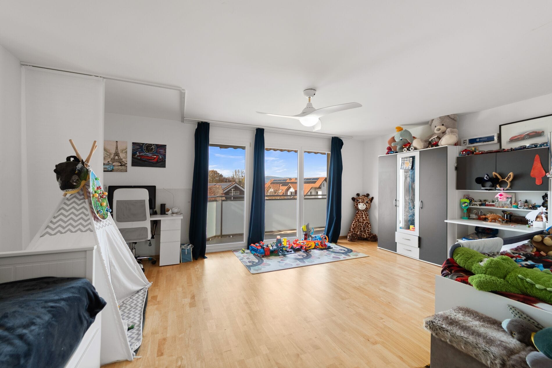 Helles Kinderzimmer mit Balkonzugang