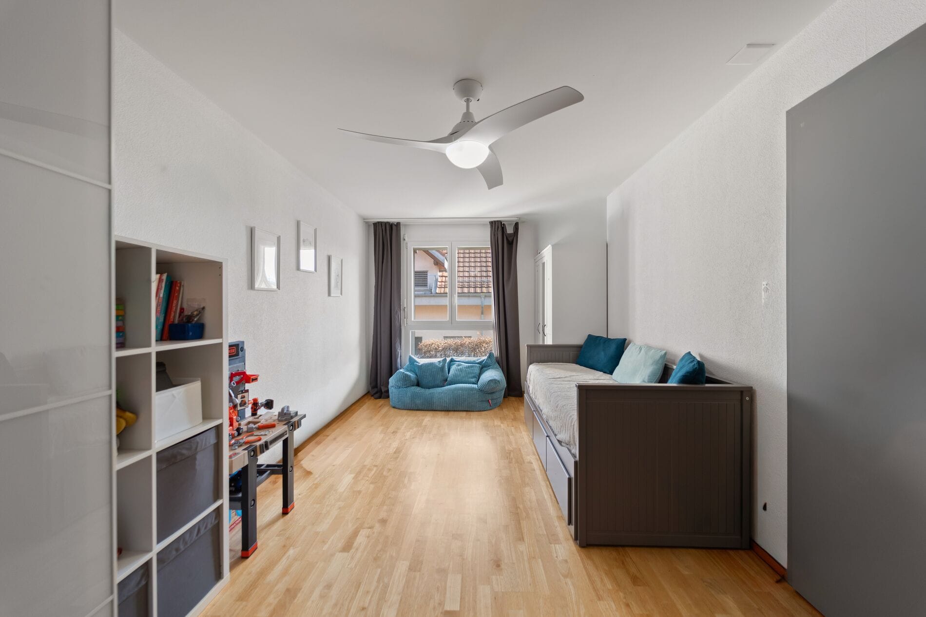 Schmales Kinderzimmer mit Tageslicht