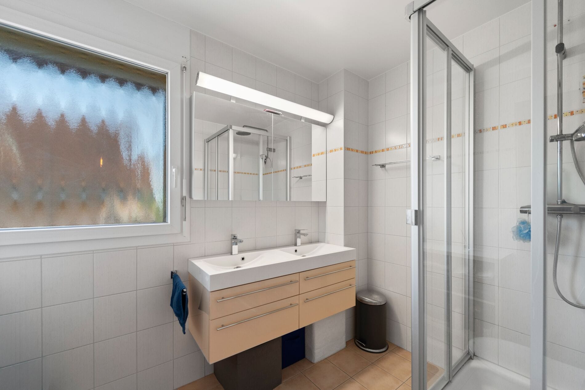 Modernes Badezimmer mit Doppelwaschtisch und Dusche
