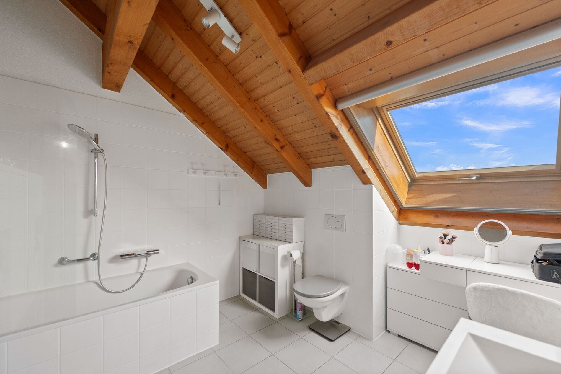 Helles Badezimmer mit Dachfenster