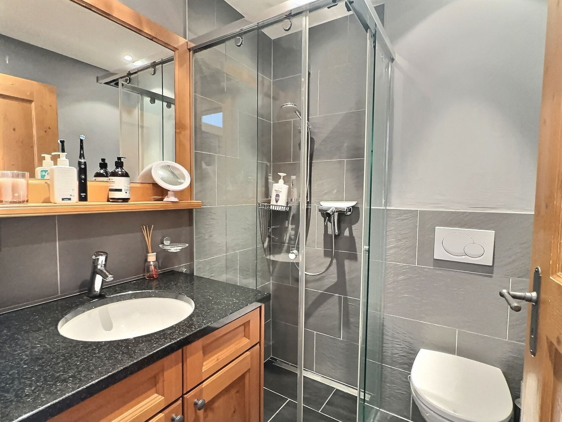 Modernes Badezimmer mit Glasdusche und Naturholz