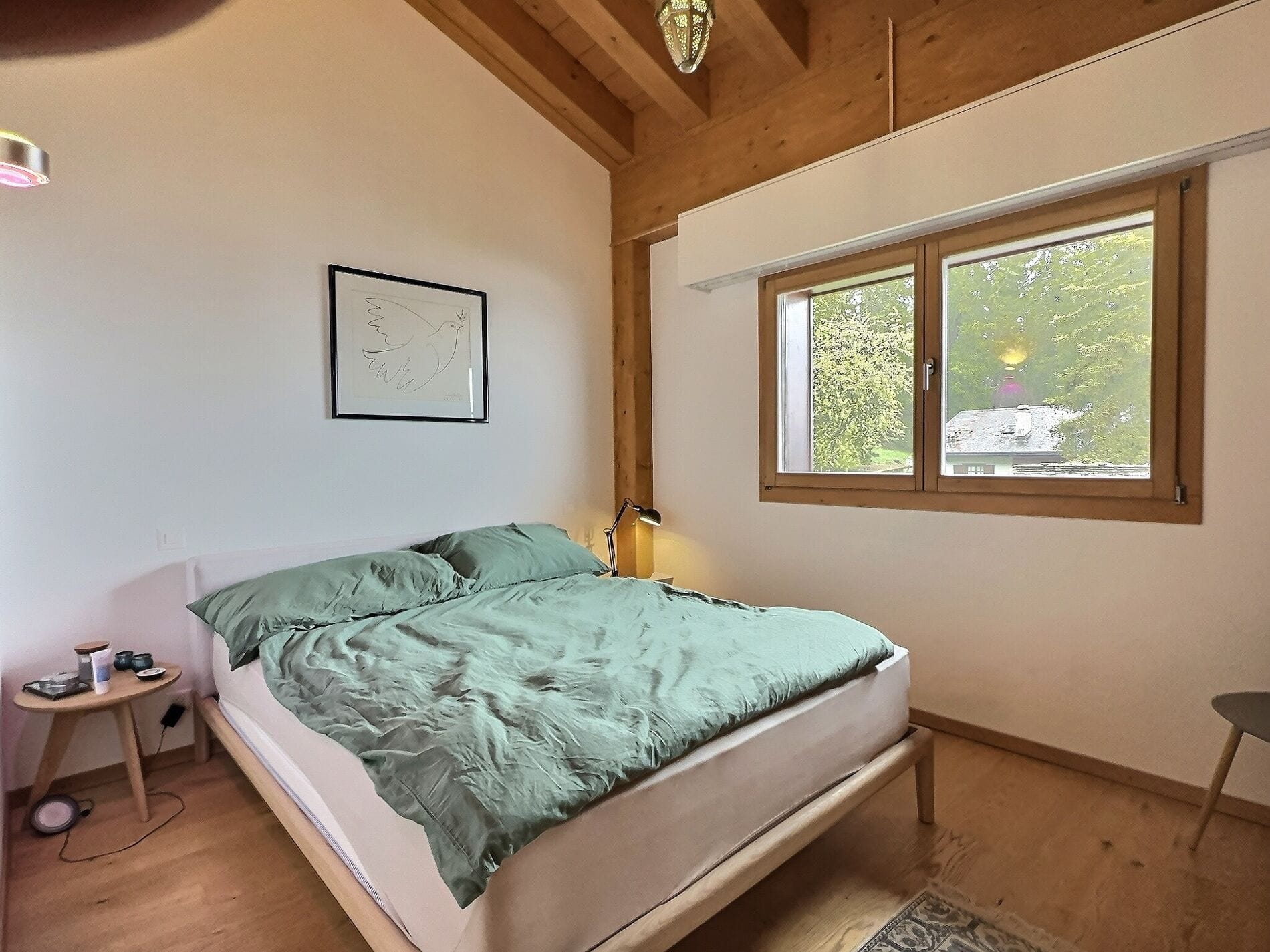 Helles Schlafzimmer mit Holzdeckenbalken