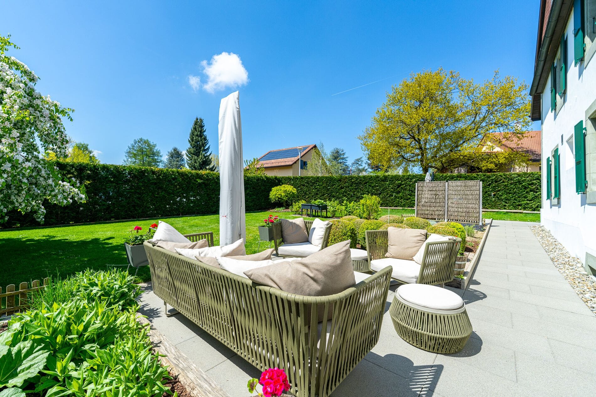 Gepflegter Garten mit Lounge-Bereich