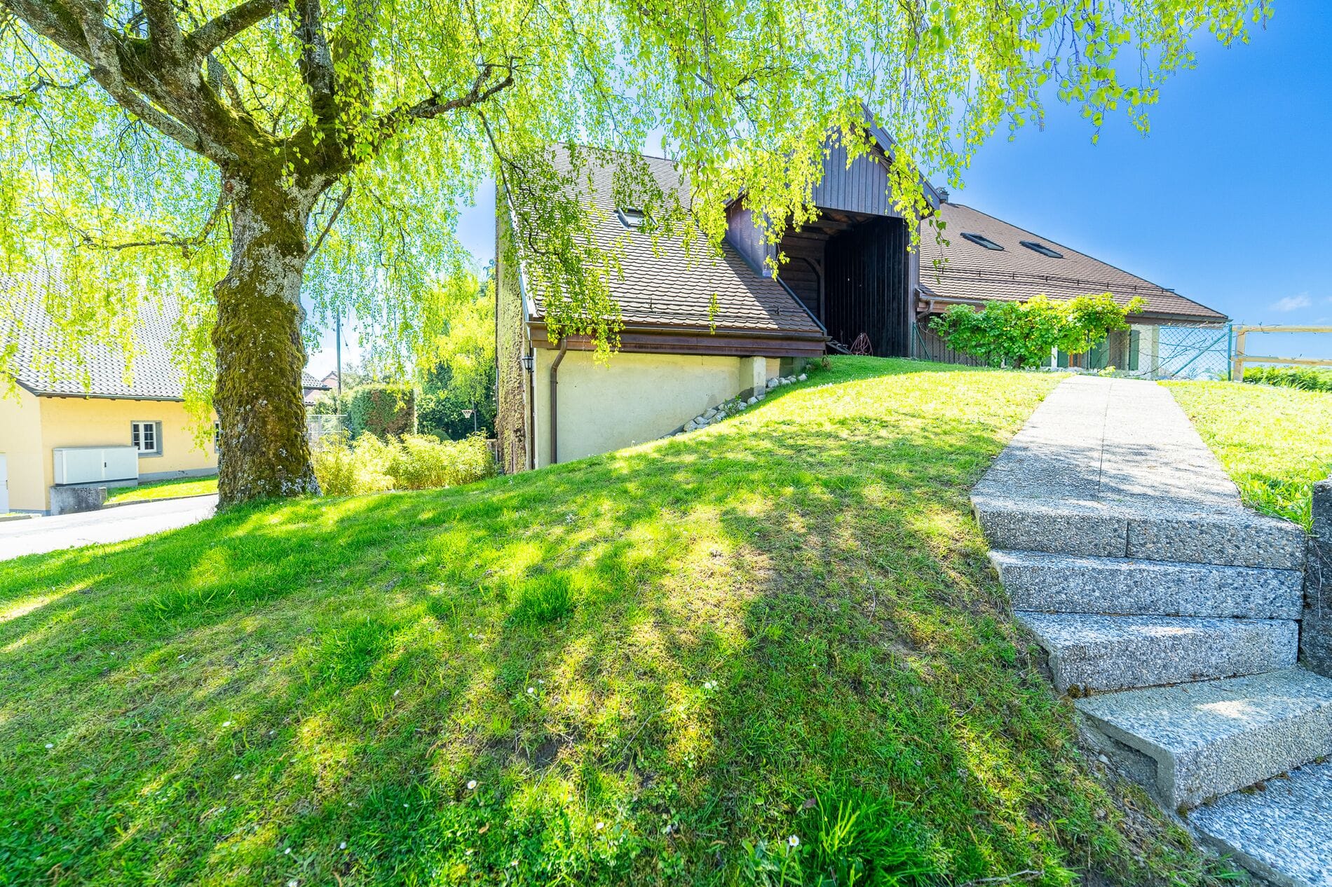 Helles Anwesen mit Hanglage und großem Garten