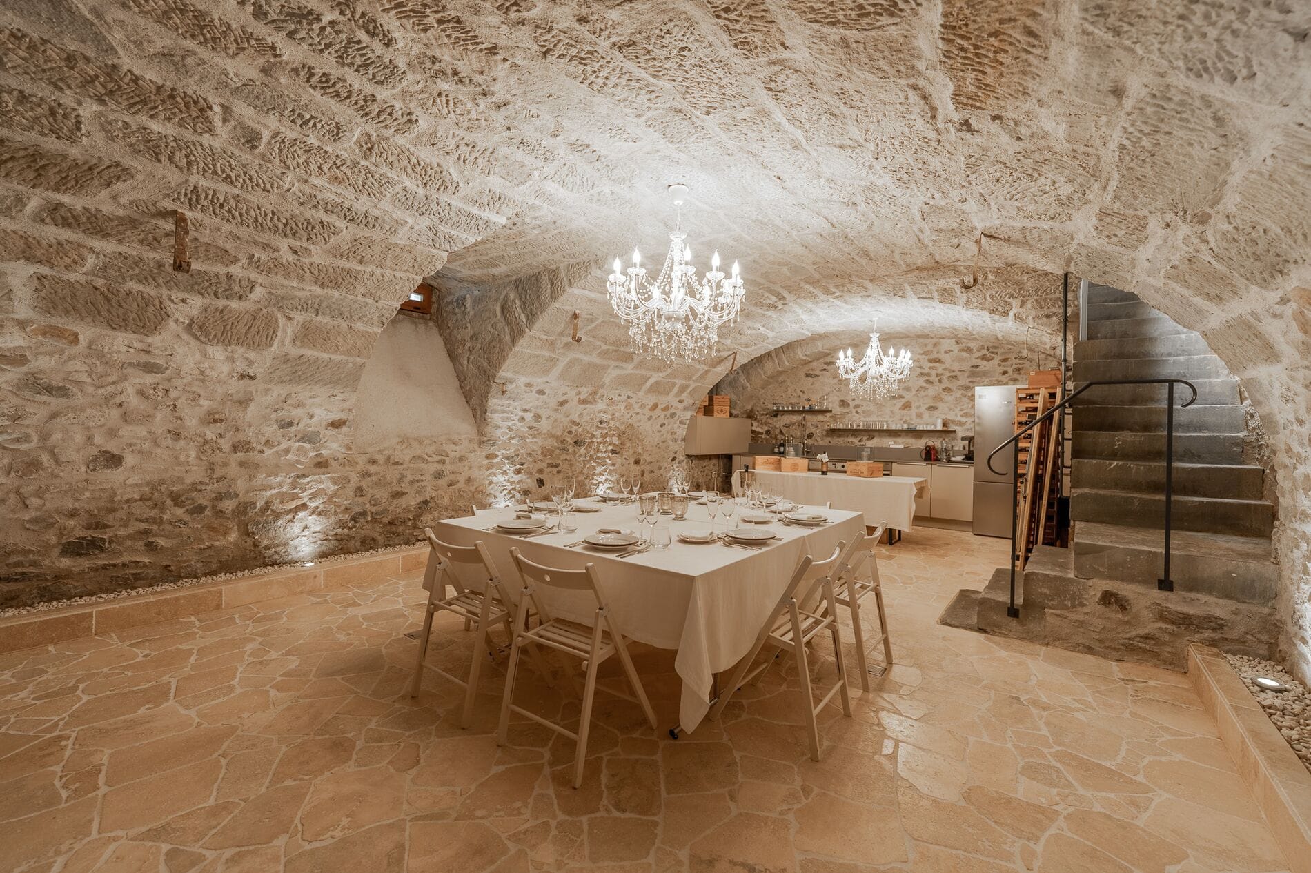 Historischer Gewölbekeller mit Tafel und Barbereich