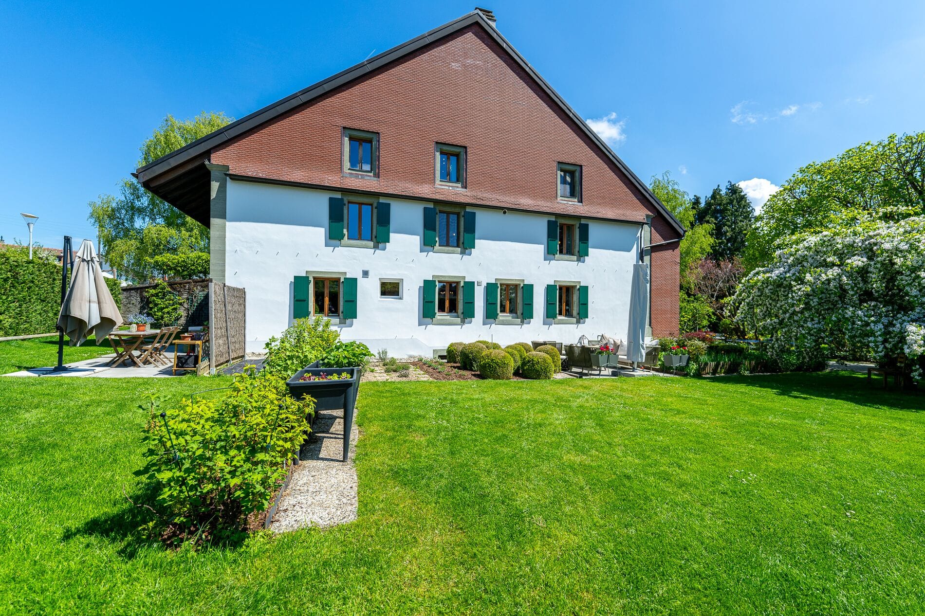 Großes Wohnhaus mit Garten