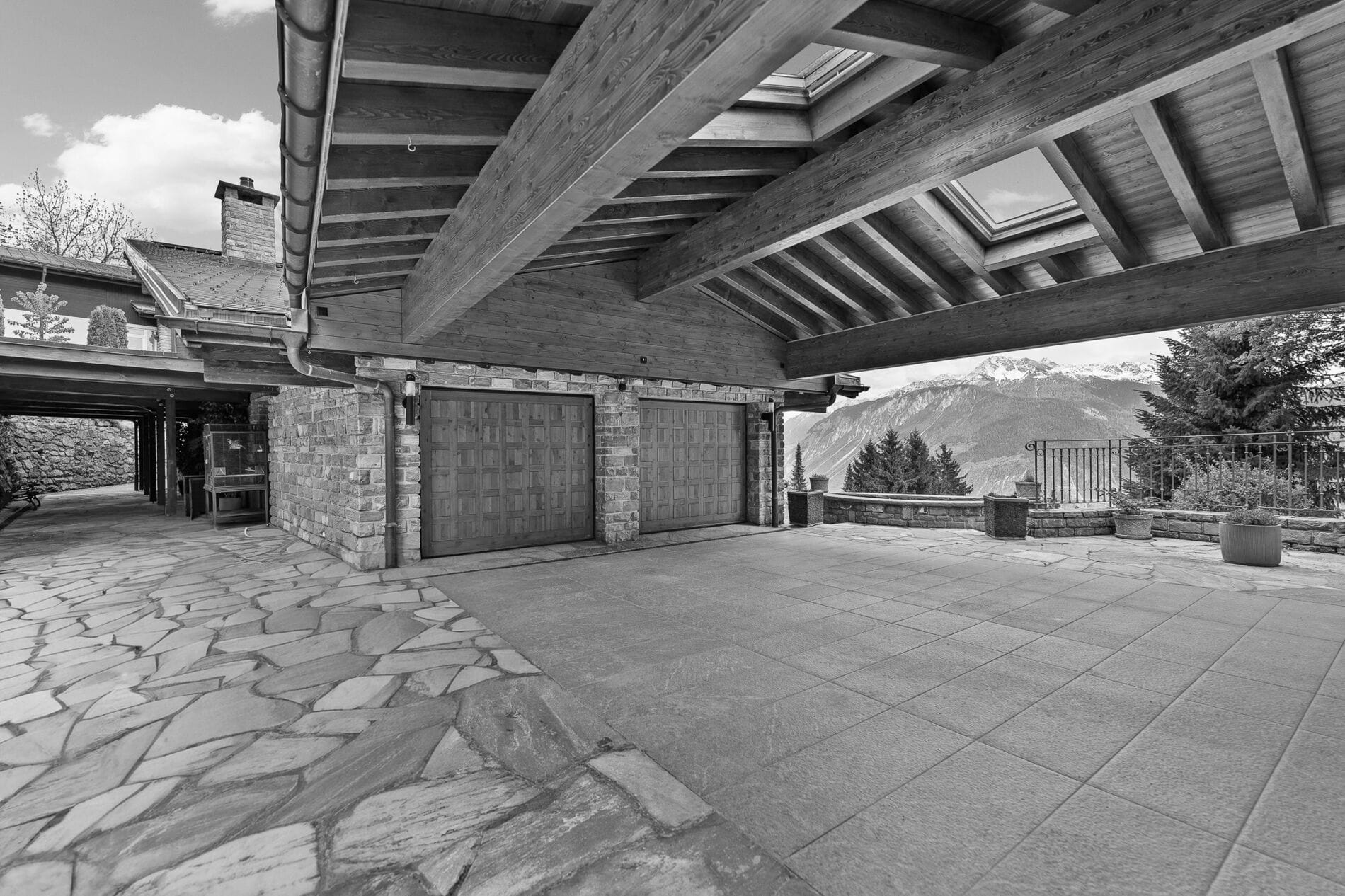Bergterrasse mit Garage und Alpenblick