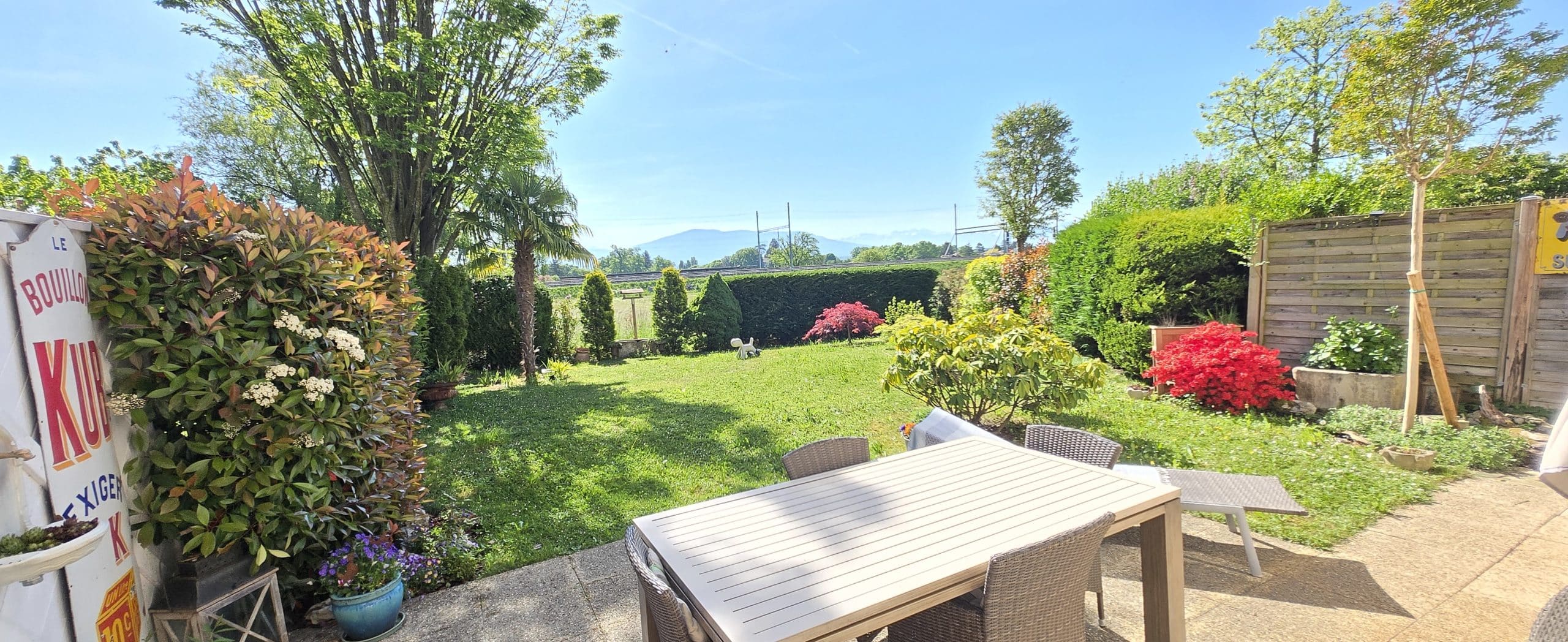 Großer gepflegter Garten mit Terrasse