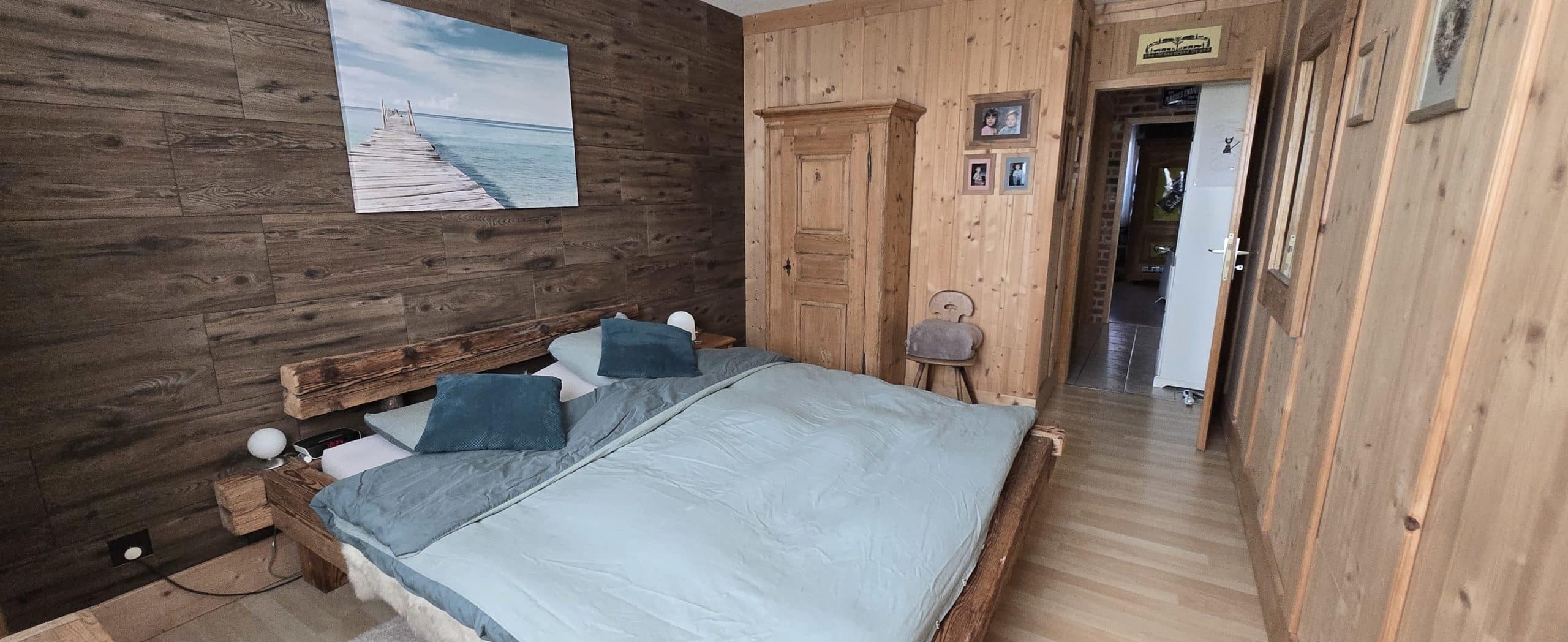 Rustikales Schlafzimmer mit viel Holz