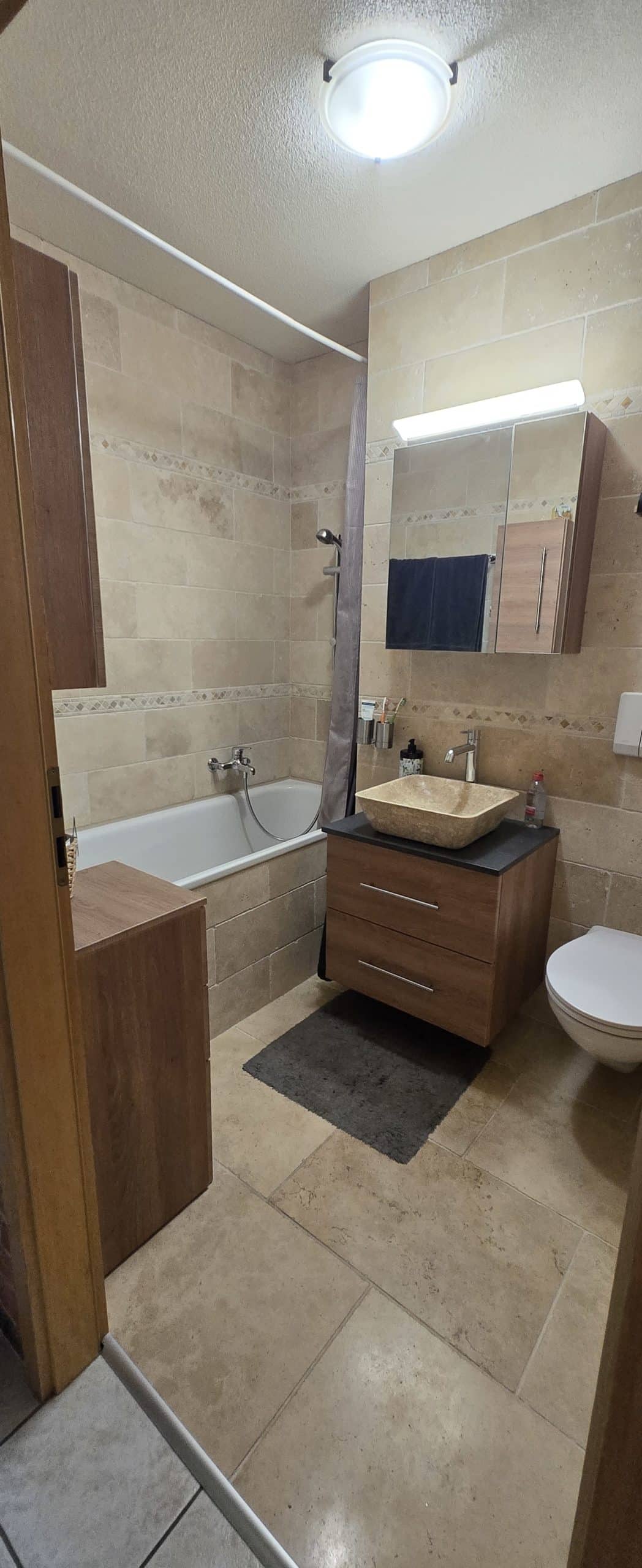 Badezimmer mit Badewanne und Waschtisch