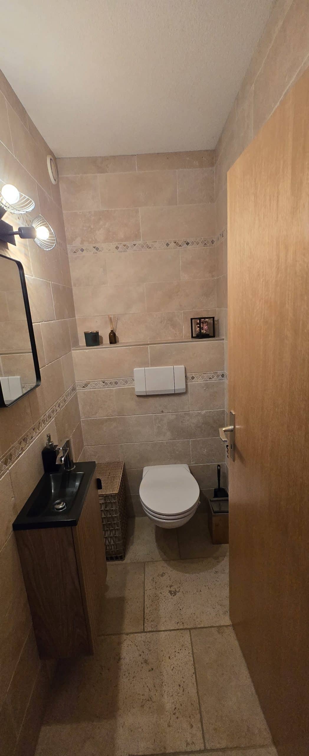 Gäste-WC mit Naturstein und Holz