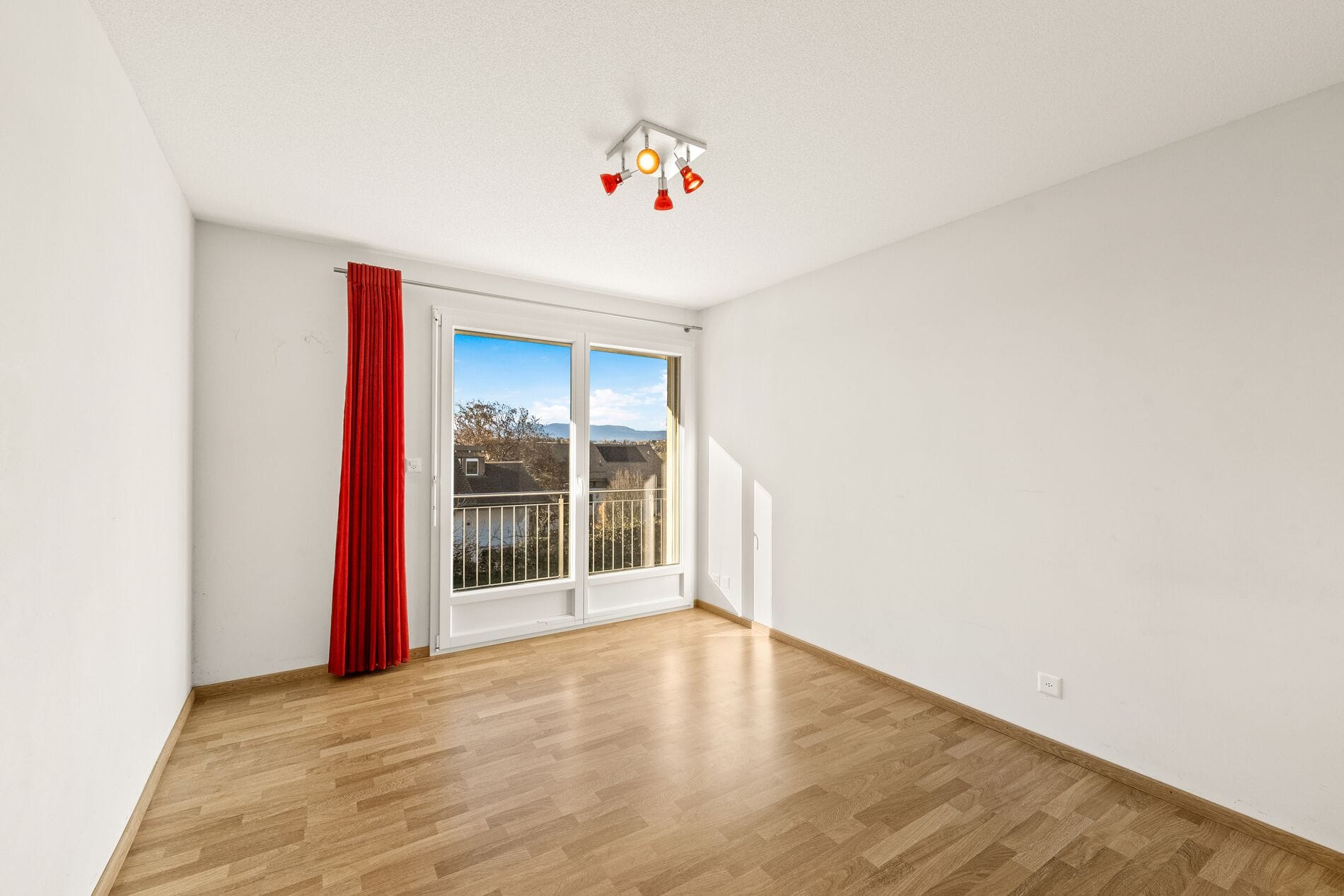 Helles leeres Zimmer mit Balkonblick