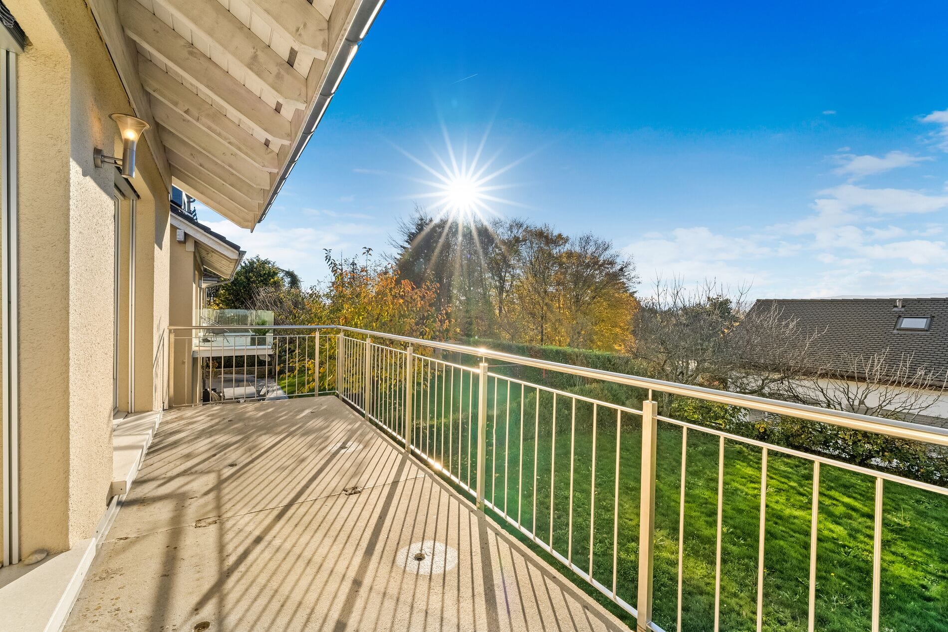 Heller Balkon mit Gartenblick