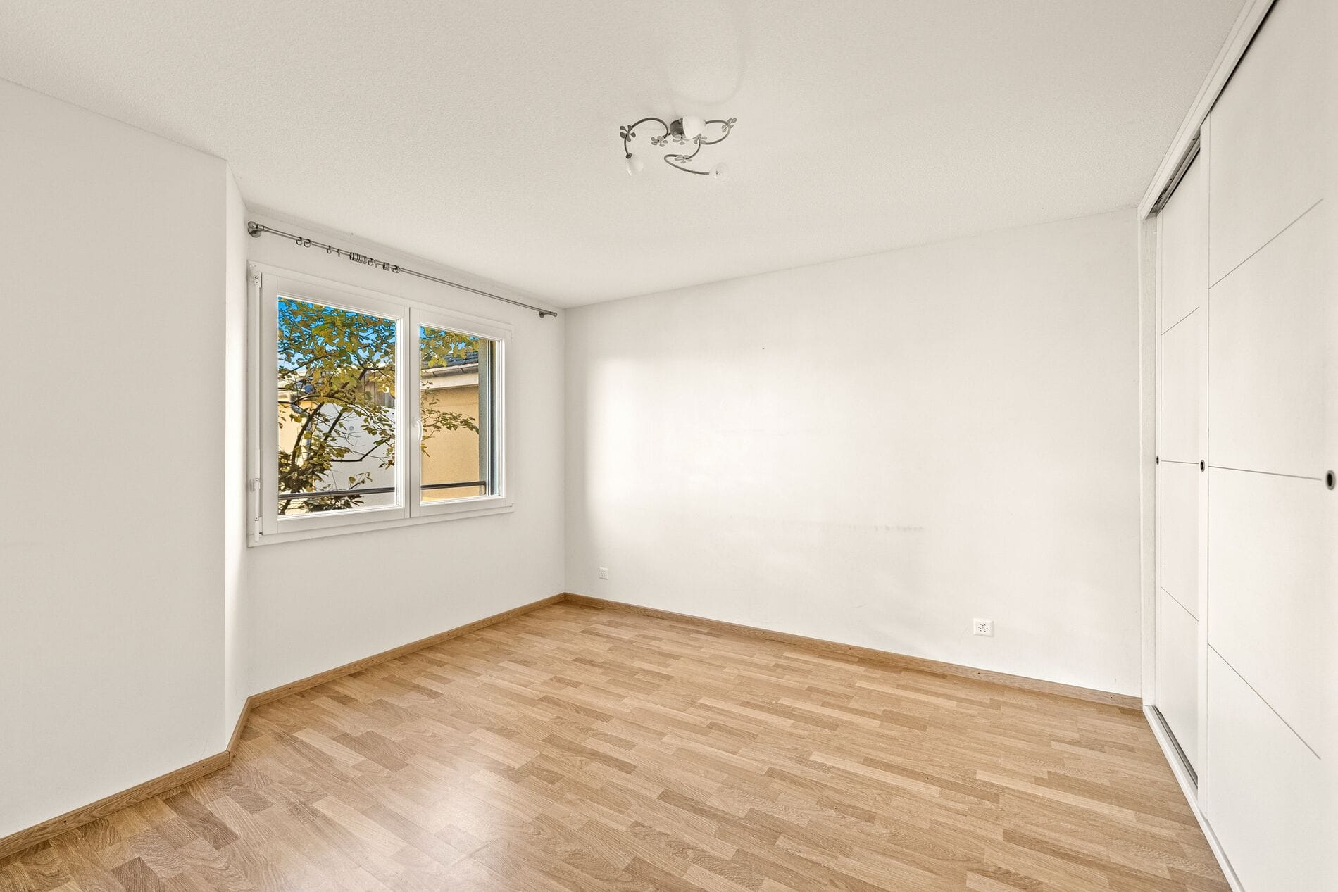 Helles leeres Schlafzimmer mit Einbauschrank
