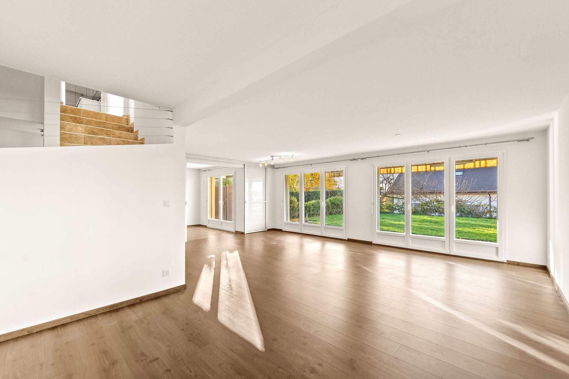 Heller Wohnraum mit großen Fenstern
