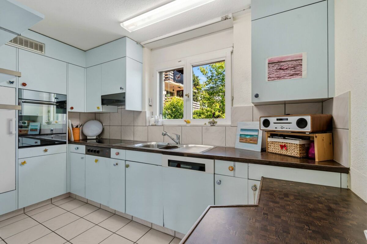 Helle Einbauküche mit Fenster