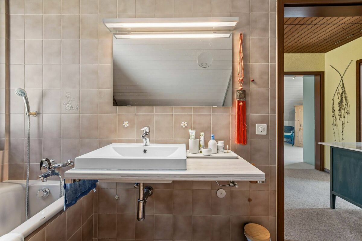 Badezimmer mit Badewanne und Waschtisch