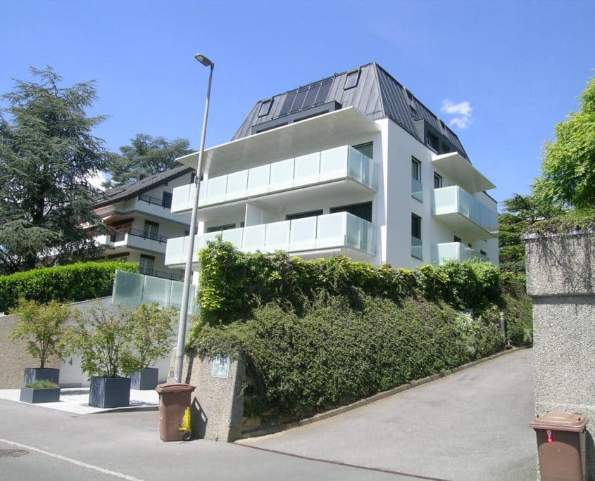 Moderne Wohnanlage mit Balkonen