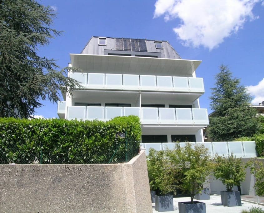 Modernes Mehrfamilienhaus mit Balkonen