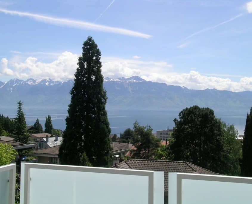 Seeblick mit Bergen