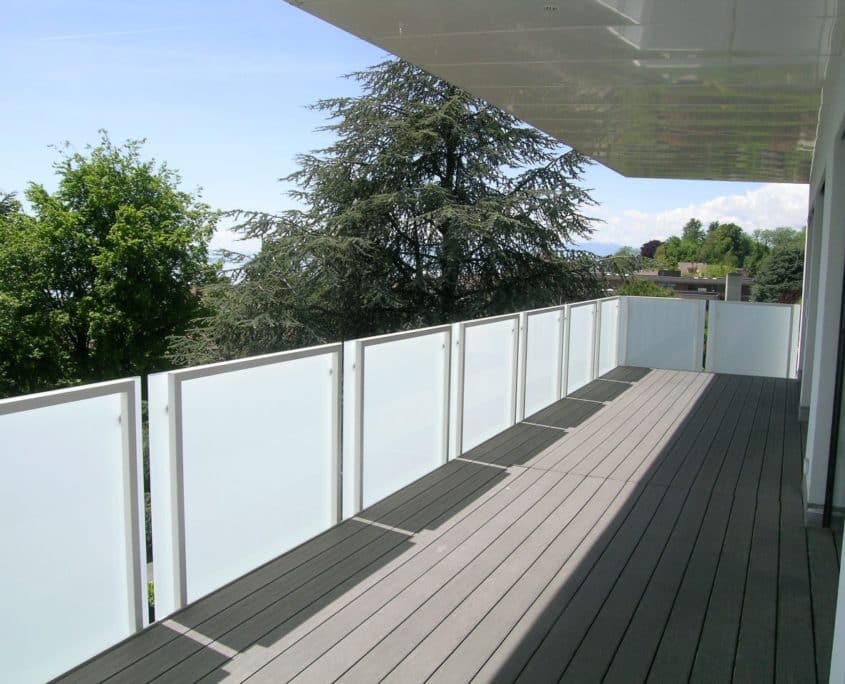 Balkon mit frostsicherem Geländer und Holzdeck