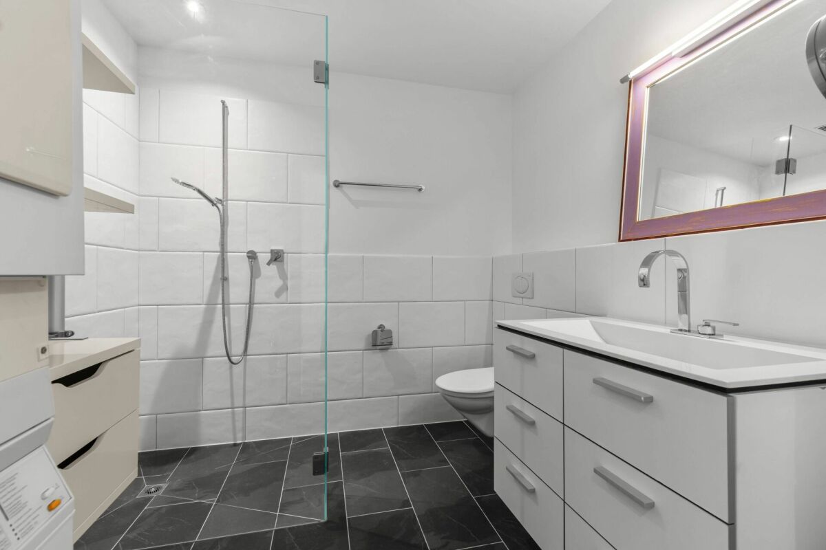 Modernes Badezimmer mit Walk-in-Dusche und Waschtisch