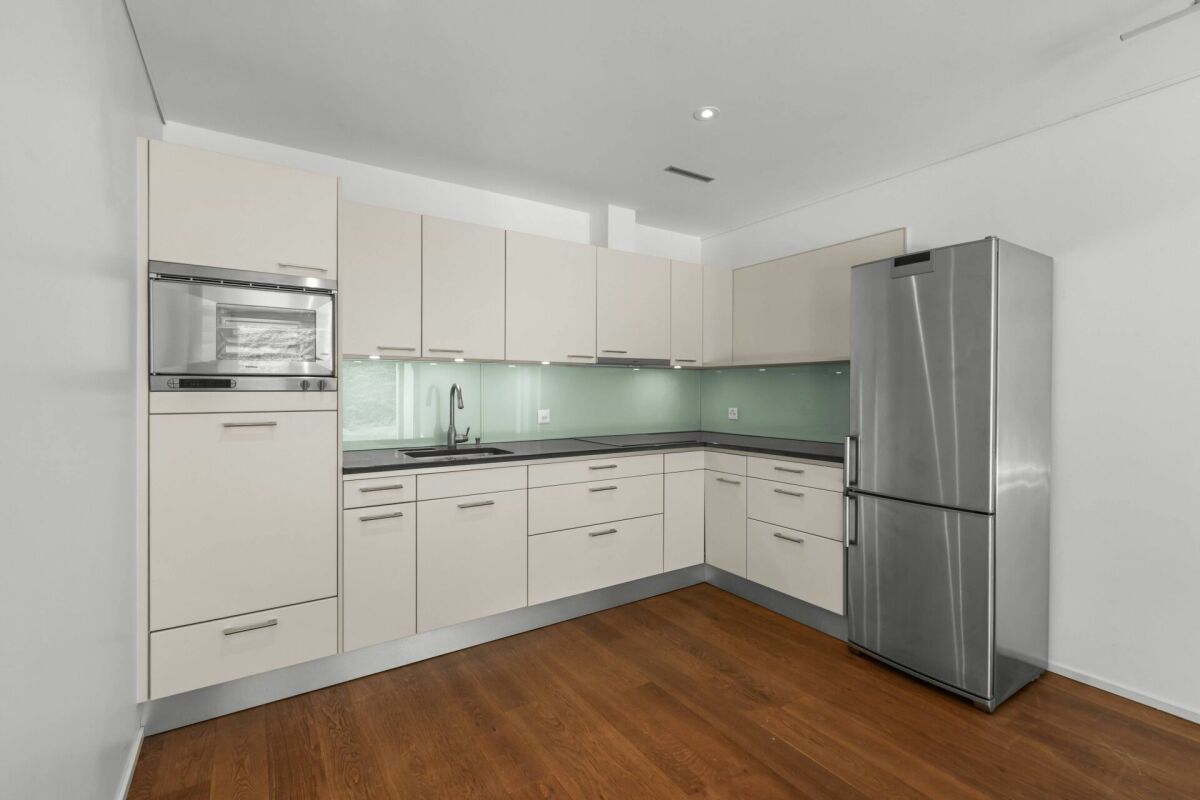 Moderne Einbauküche mit Kühlschrank
